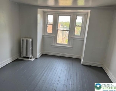 208 Ridge Avenue - Photo Thumbnail 12