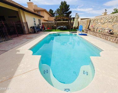 2005 Shadow Ridge Drive - Photo Thumbnail 12