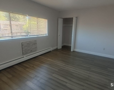 244 Oakville Avenue - Photo Thumbnail 8