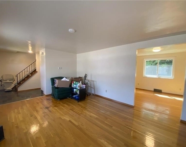 439 Crestview Dr - Photo Thumbnail 17