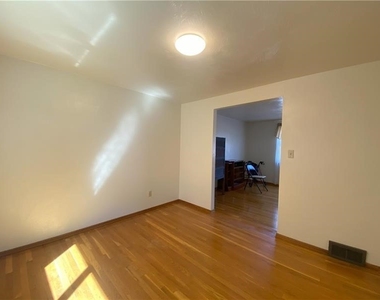 439 Crestview Dr - Photo Thumbnail 12