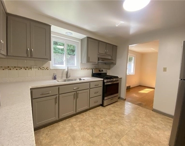 439 Crestview Dr - Photo Thumbnail 6