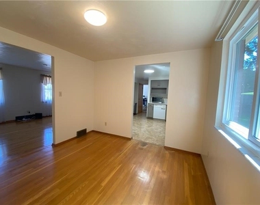 439 Crestview Dr - Photo Thumbnail 13