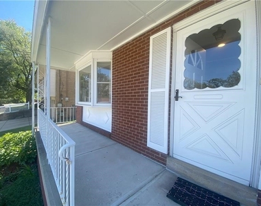 439 Crestview Dr - Photo Thumbnail 5