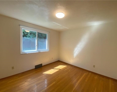 439 Crestview Dr - Photo Thumbnail 11