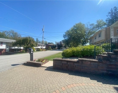 439 Crestview Dr - Photo Thumbnail 4