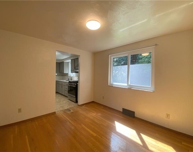 439 Crestview Dr - Photo Thumbnail 14