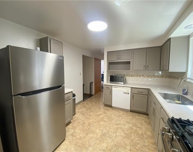439 Crestview Dr - Photo Thumbnail 9