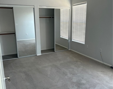 2305 W Horizon Ridge Parkway - Photo Thumbnail 6
