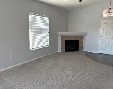 2305 W Horizon Ridge Parkway - Photo Thumbnail 2