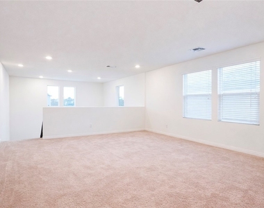 8038 Minavalle Avenue - Photo Thumbnail 7