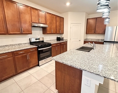 8038 Minavalle Avenue - Photo Thumbnail 3