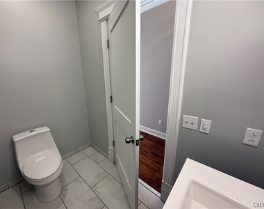 205 E Jefferson Street - Photo Thumbnail 12