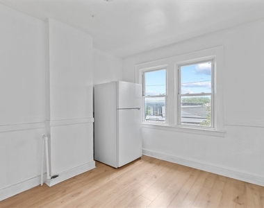 712 Oak Street - Photo Thumbnail 2