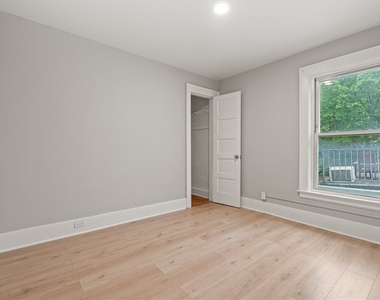 712 Oak Street - Photo Thumbnail 3