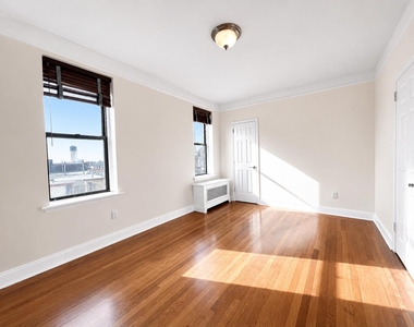 105 Pinehurst Avenue - Photo Thumbnail 7