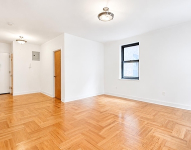 700 Fort Washington Avenue - Photo Thumbnail 3