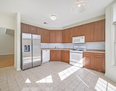 103 Crown Ct - Photo Thumbnail 4