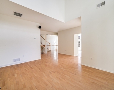 103 Crown Ct - Photo Thumbnail 8