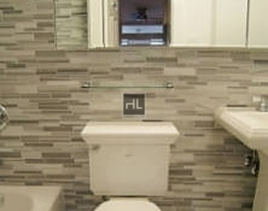 East 7th Street - Photo Thumbnail 3