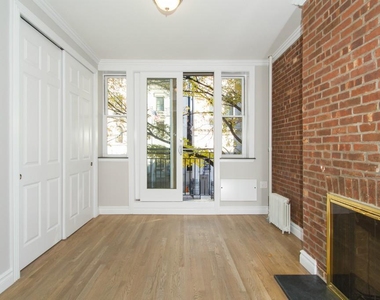 East 7th Street - Photo Thumbnail 4