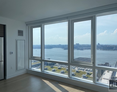 West 38th Street - Photo Thumbnail 3
