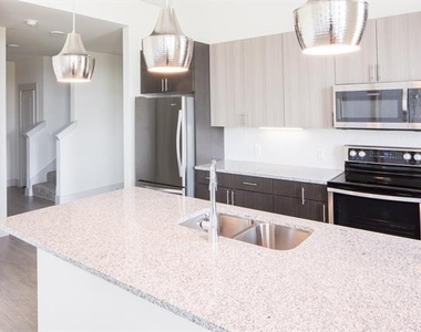 2101 W Rosedale Street - Photo Thumbnail 6