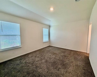 3324 Price Trail - Photo Thumbnail 9