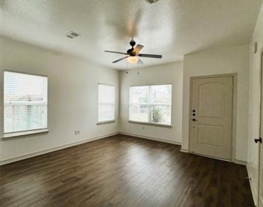 212 Lasso Circle - Photo Thumbnail 2