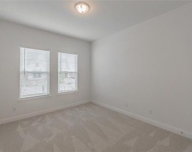 105 Observation Drive W - Photo Thumbnail 2