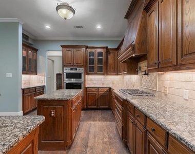 109 Meadowlands Drive - Photo Thumbnail 11