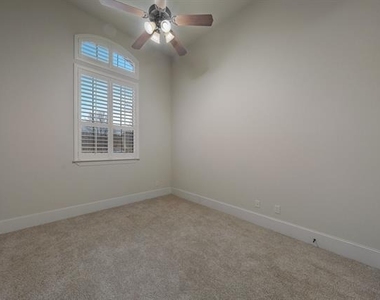 109 Meadowlands Drive - Photo Thumbnail 18
