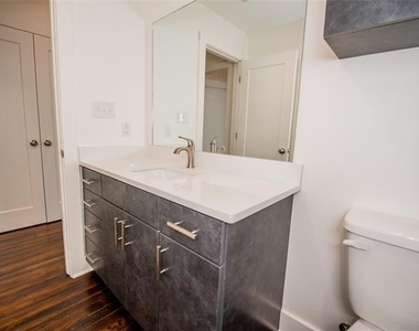110 W Knox Street - Photo Thumbnail 3