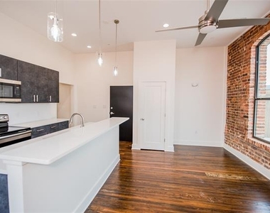 110 W Knox Street - Photo Thumbnail 7