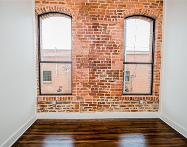 110 W Knox Street - Photo Thumbnail 1