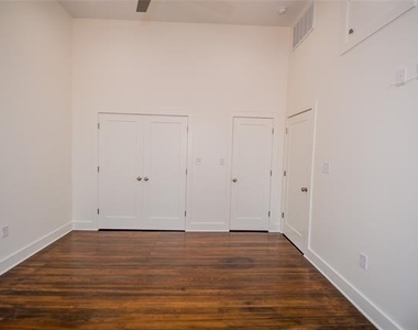 110 W Knox Street - Photo Thumbnail 4