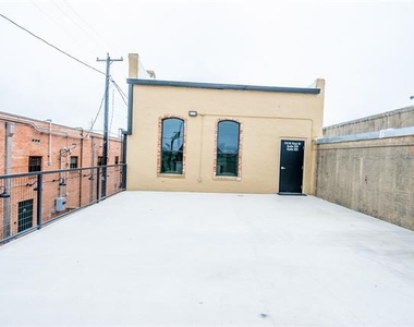 110 W Knox Street - Photo Thumbnail 20