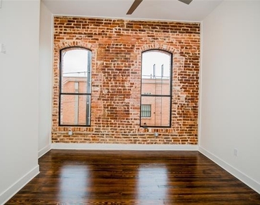110 W Knox Street - Photo Thumbnail 12