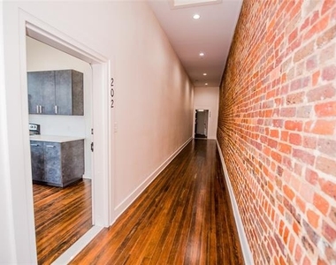 110 W Knox Street - Photo Thumbnail 13