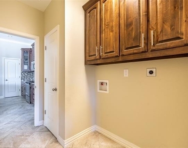 5500 Ledgestone Drive - Photo Thumbnail 21