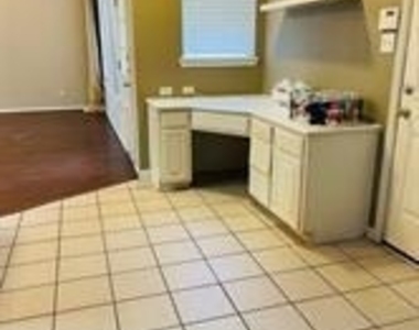 4520 White Rock Lane - Photo Thumbnail 15