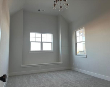 612 Laurel Lane - Photo Thumbnail 8