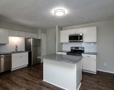 8037 W Elizabeth Lane - Photo Thumbnail 3