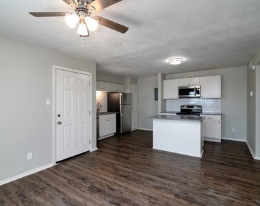 8037 W Elizabeth Lane - Photo Thumbnail 6