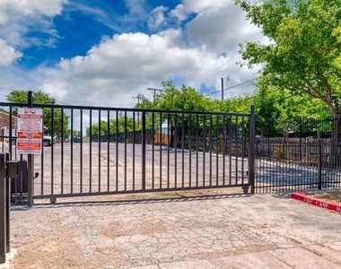 8037 W Elizabeth Lane - Photo Thumbnail 2