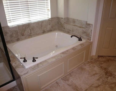 910 Redbird Lane - Photo Thumbnail 9