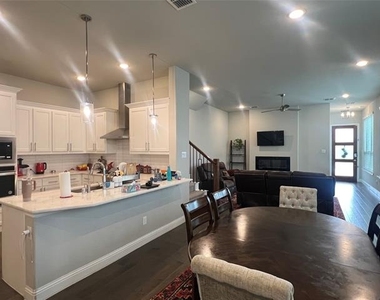4275 Curtiss Drive - Photo Thumbnail 2