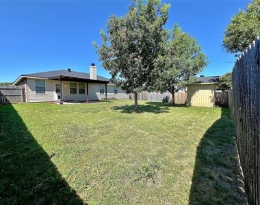 1412 Anna Lea Lane - Photo Thumbnail 16