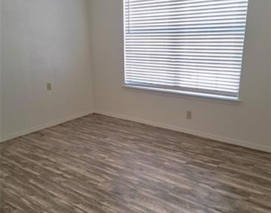 1304 Halsell Street - Photo Thumbnail 4