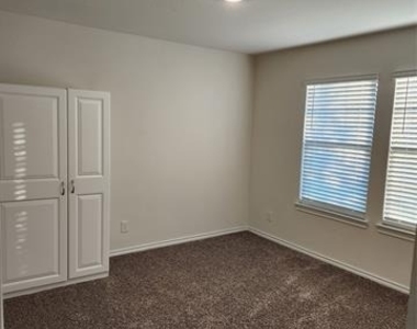 100 Stovall Lane - Photo Thumbnail 11